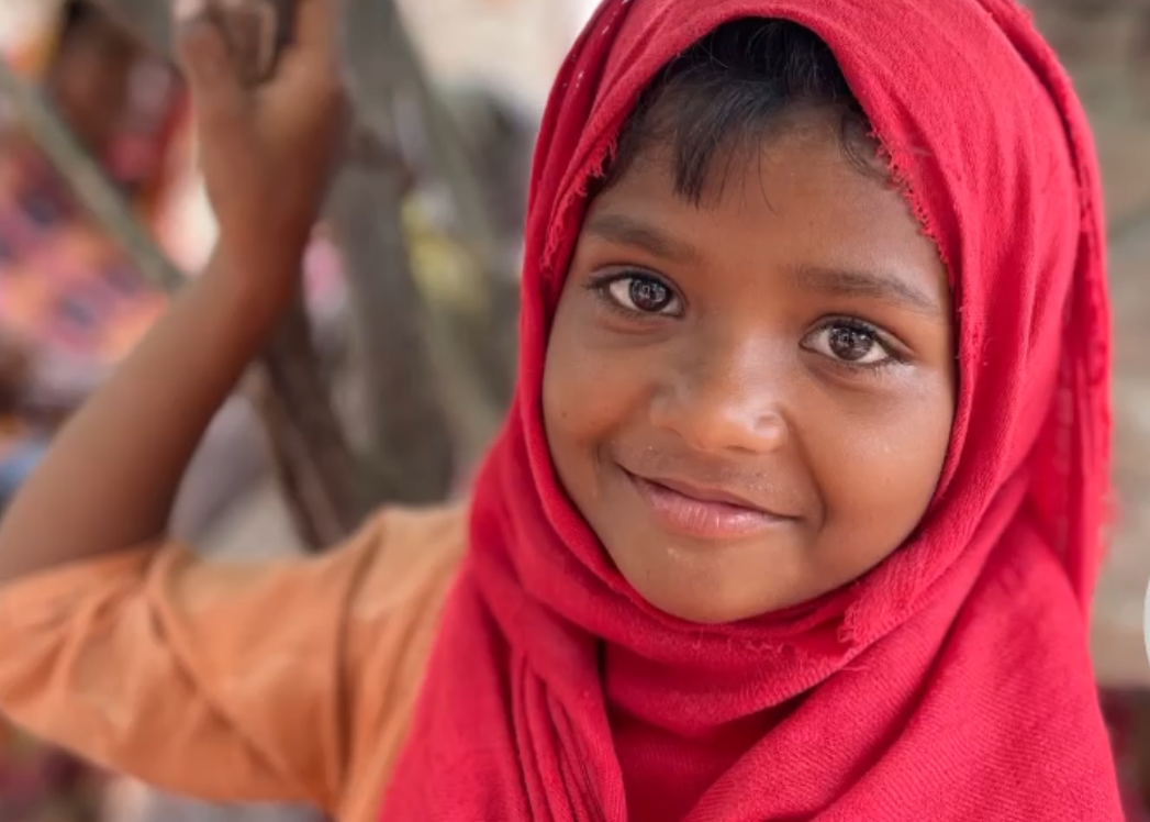 Gezin bij steenfabriek in Pakistan