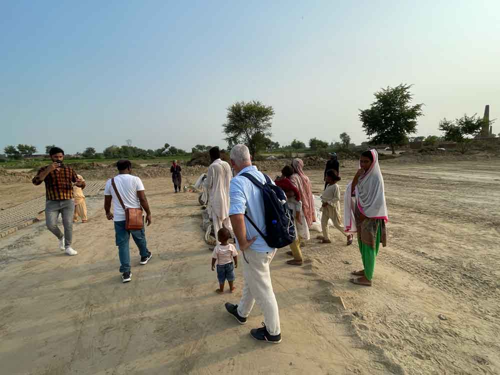 Dagelijks leven op een baksteenfabriek in Pakistan
