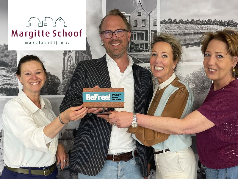 Steenuitreiking Margitte Schoof Makelaardij